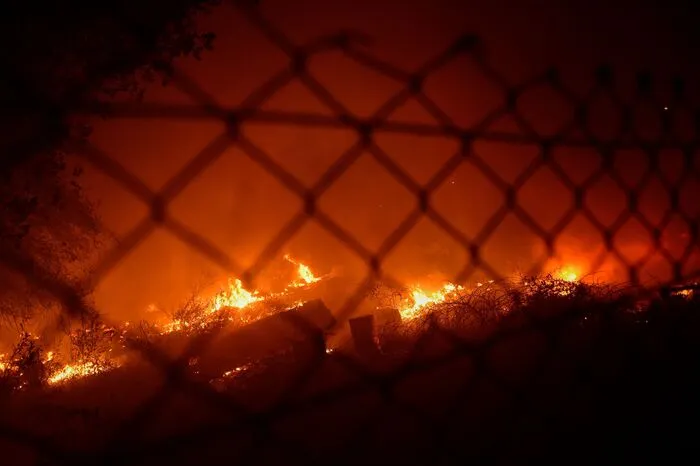 In vielen Ortschaften in Portugal und Spanien wurden Menschen von Zivilschutz und Feuerwehr aus ihren Wohnungen geholt und in Notunterkünfte gebracht.
