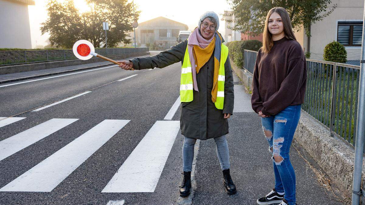 PR-Redakteurin Julia Rinesch im Einsatz mit Schülerlotsin Selina Kaunik