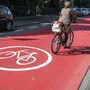 Für Fahrradstraßen wurde in Münster ein Qualitätsstandard festgesetzt - dazu gehört eine rote Straßenmarkierung aus Epoxidharzbeschichtung