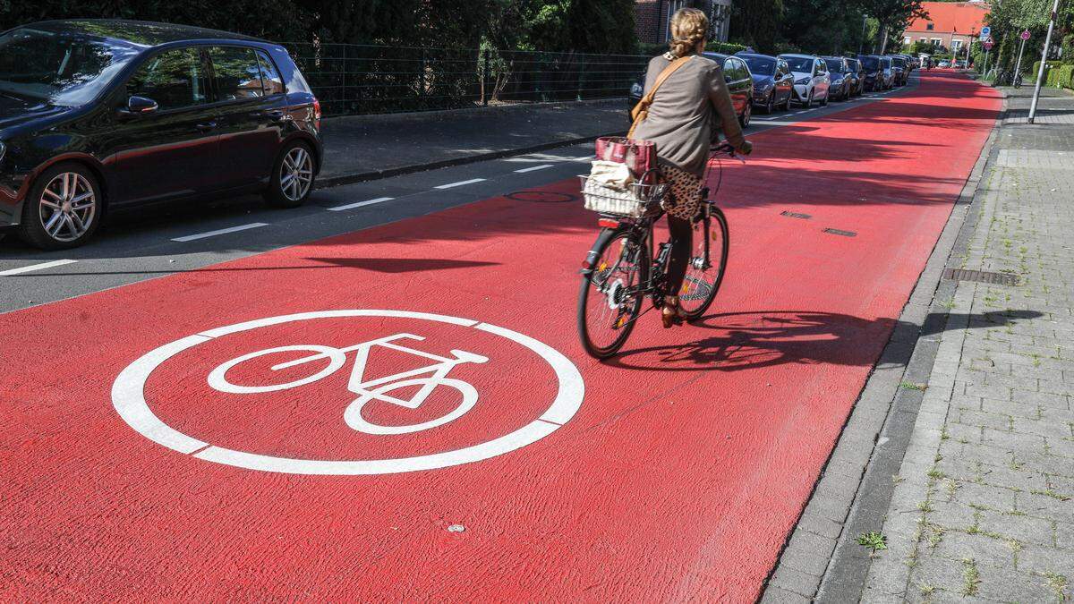 Für Fahrradstraßen wurde in Münster ein Qualitätsstandard festgesetzt - dazu gehört eine rote Straßenmarkierung aus Epoxidharzbeschichtung