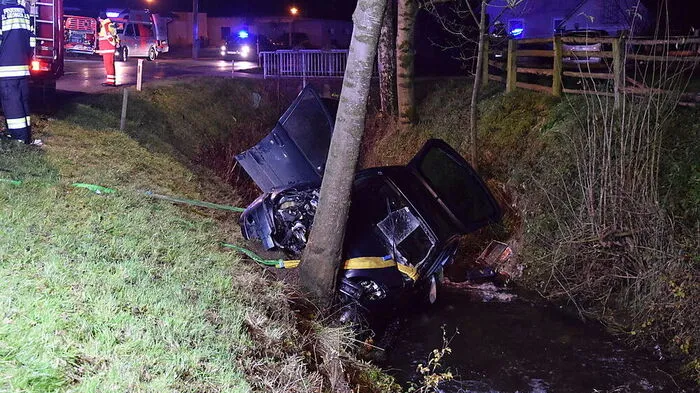 Das Fahrzeug kippte um und blieb mit der Fahrerseite im Bachbett liegen