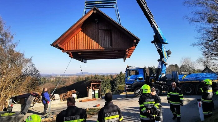 Spektakulärer Einsatz für die FF Köppling: Ein Lkw rammte ein Carport, dieses stürzte auf den darin abgestellten Campingbus.