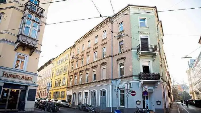 Derzeit zu haben: Dieses Eckzinshaus in St. Leonhard, errichtet um 1866, mit rundem Stiegenhaus, 12 Wohnungen (bis zu 141 Quadratmeter groß), zwei Gewerbeflächen. Mieteinnahmen: 8300 Euro per Monat (da bestehe laut Käufer aber noch Potenzial, da es Altverträge gebe). Preis:  4,590 Millionen Euro