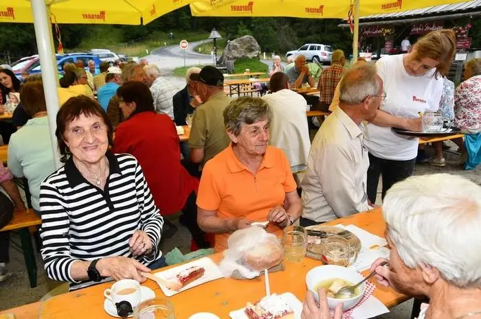  Das Fest bietet nicht nur geselliges Beisammensein mit Musik und Gesang, sondern auch heimische Kunstwerke, Handarbeiten und regionale Produkte. 