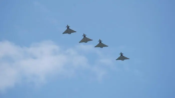 Vier Eurofighter verlassen Zeltweg Richtung Linz