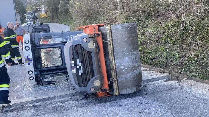 Die tonnenschwere Straßenwalze stürzte am 6. April auf die Gemeindestraße am Kirchberg in Maria Lankowitz.