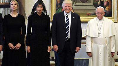 Auf diesem Foto wirkt die Stimmung ein wenig unterkühlt, zumindest einer lacht: Donald Trump bei Papst Franziskus - auch First Daughter Ivanka und First Lady Melania waren dabei 