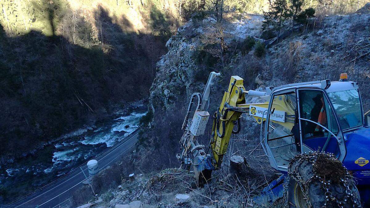 Im Bereich Ertlwand in der Lieserschlucht arbeitet man mit Hochdruck an der Sicherung des labilen Hanges