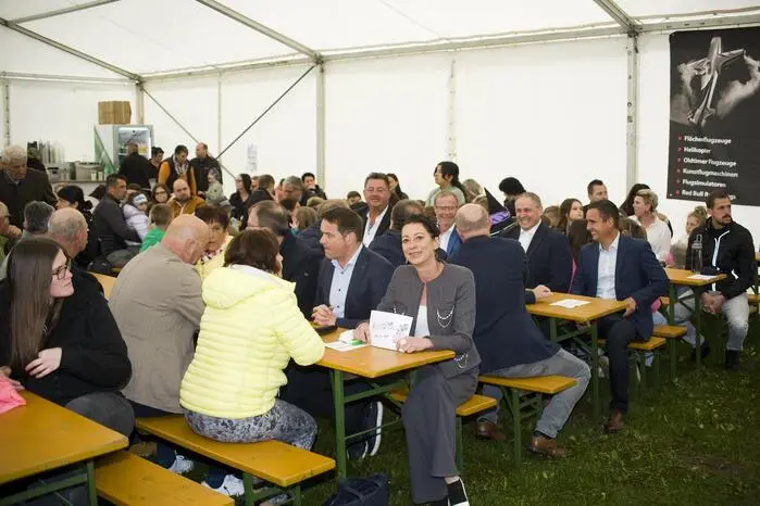 Das Festzelt – Schauplatz der offiziellen Eröffnung am Freitag – fand, gemeinsam mit weiteren Marktständen, seinen Platz auf der angrenzenden Wiese.