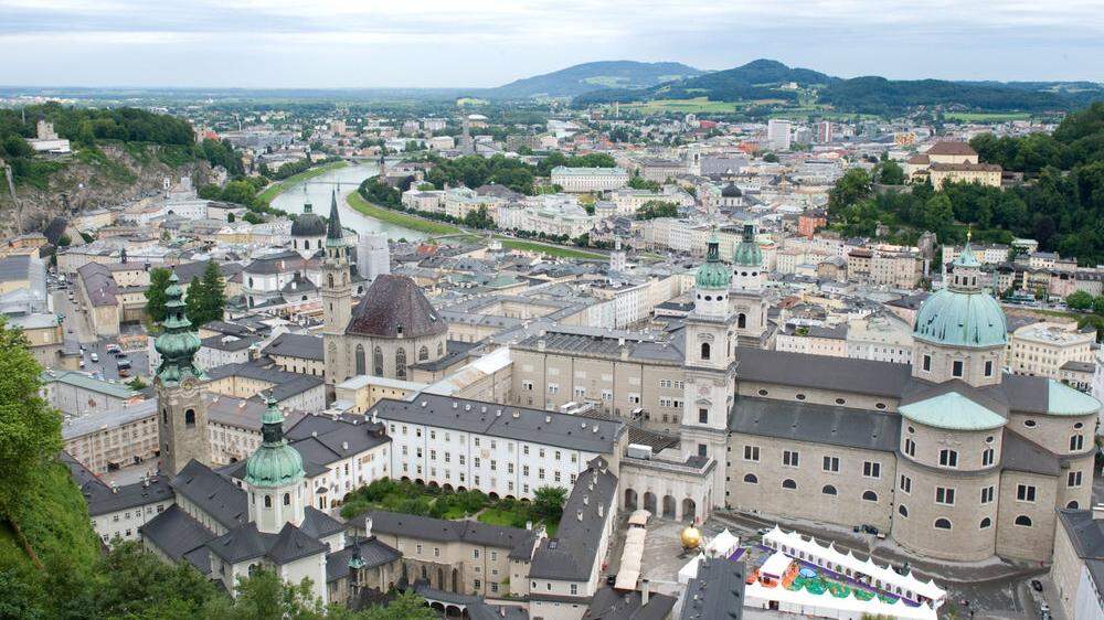 Die Stadt Salzburg startet im Juli und August einen neuerlichen Versuch, die auch von den vielen Tagesausflüglern verursachten Verkehrsstaus im Hochsommer in den Griff zu bekommen