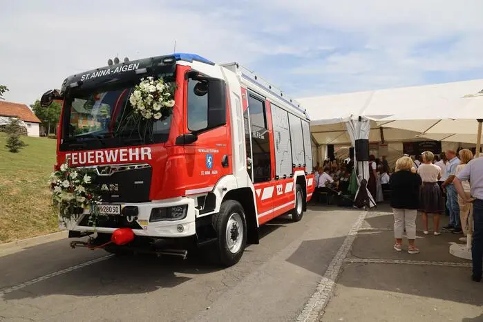 Anlässlich des Jubiläums weihte man das neue Tanklöschfahrzeug ein