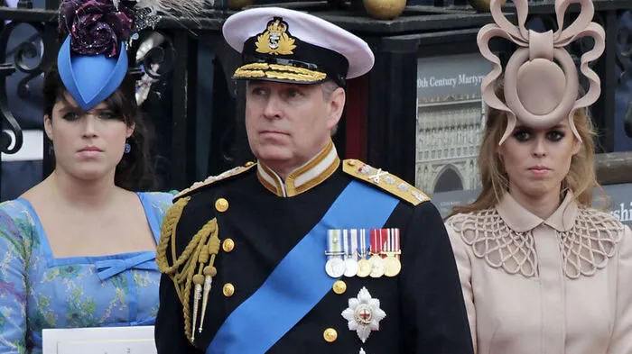Prinz Andrew mit Eugenie (links) und Beatrice