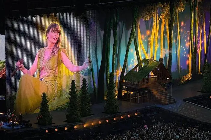 Zu einem besonderen Phänomen kam es während der Performance von „Shake it off“. In mehreren Städten wurden kleine Erdbeben gemessen, weil die Fans so euphorisch im Takt mithüpften.