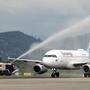 Wasserfontänen der Flughafenfeuerwehr begrüßten den Airbus A319 der Eurowings in Graz
