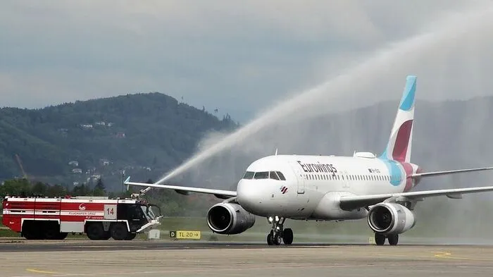 Wasserfontänen der Flughafenfeuerwehr begrüßten den Airbus A319 der Eurowings in Graz