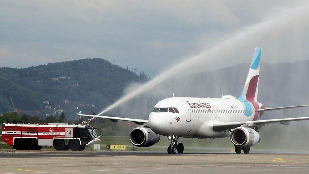 Wasserfontänen der Flughafenfeuerwehr begrüßten den Airbus A319 der Eurowings in Graz