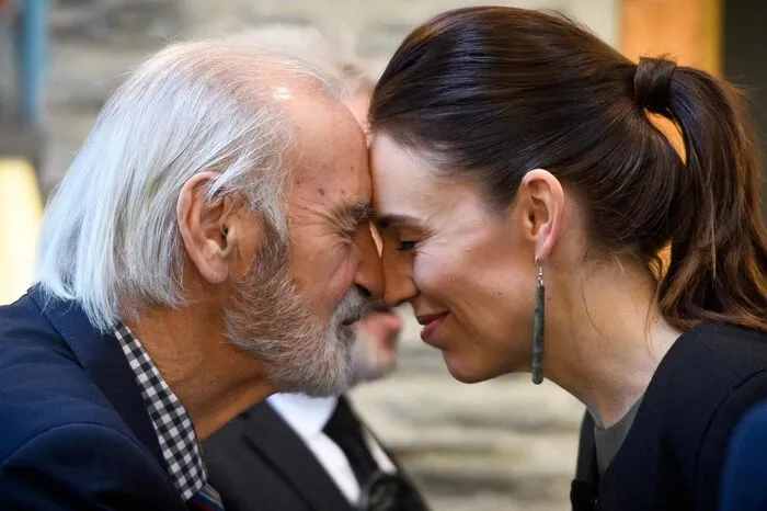 Ein traditioneller Gruß mit einem Vertreter der Ngai Tahu, also einem Maori