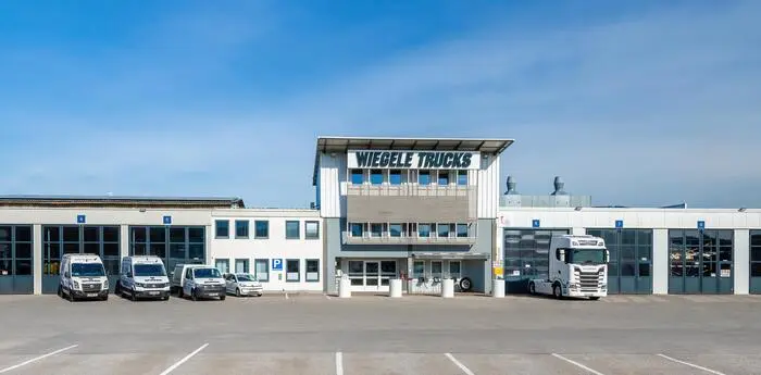 Aus Platz und Sicherheitsgründen wurden die Pkw und Lkw-Sparte 1991 räumlich getrennt