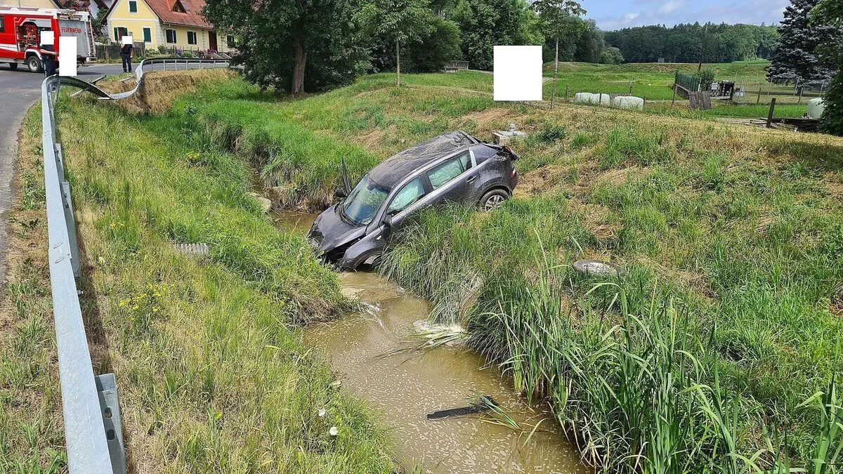 Das Auto des Unfalllenkers landete im Saubach