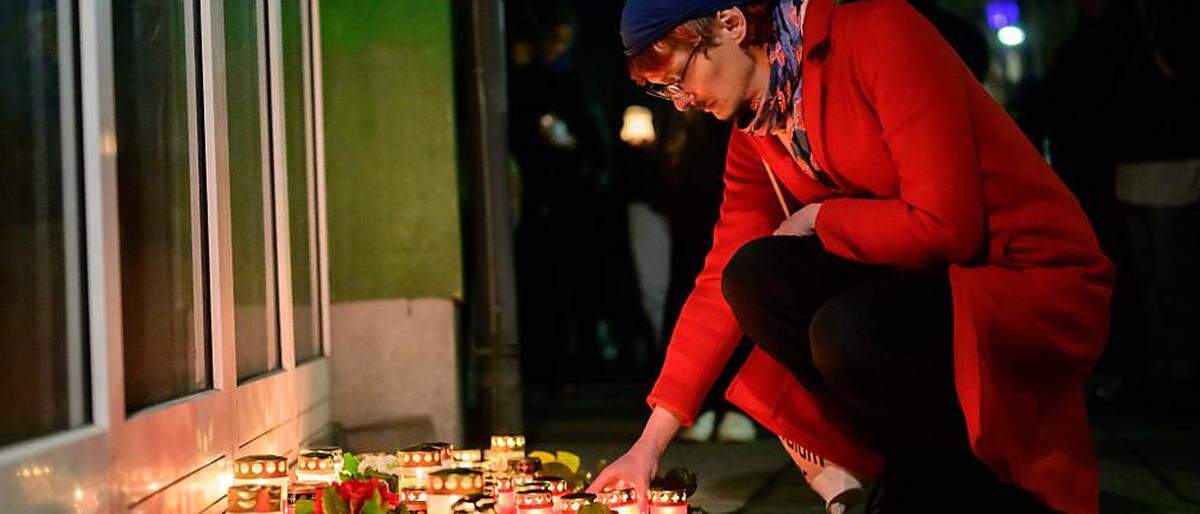 Bei Gedenkkundgebung gegen Femizide wurden am Wochenende Kerzen für die Opfer angezündet 