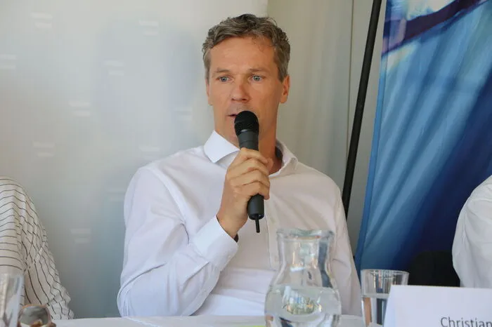 Christian Knill als Vertreter für die Wirtschaft und die Industrie. Die Kinder der höheren Klassen hatten bereits die Möglichkeit in seinen Betrieb zu schnuppern.