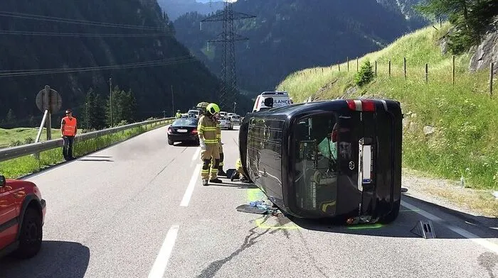 Fahrzeug mit acht Personen kippte um