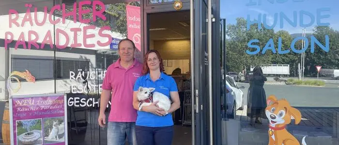 Nach acht Jahren in Hartberg haben Ingrid und Franz Lebenbauer (im Bild mit ihrem Chihuahua Amy) ihren Standort nach Pöllau verlegt
