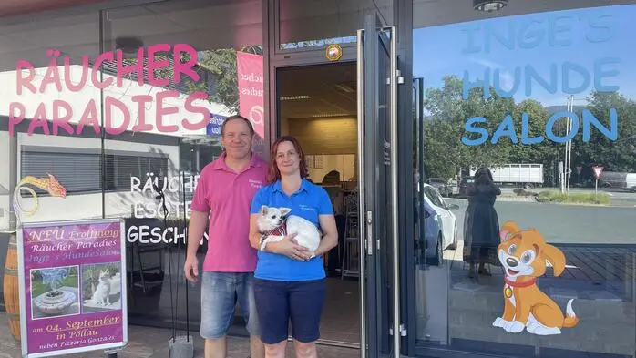 Nach acht Jahren in Hartberg haben Ingrid und Franz Lebenbauer (im Bild mit ihrem Chihuahua Amy) ihren Standort nach Pöllau verlegt