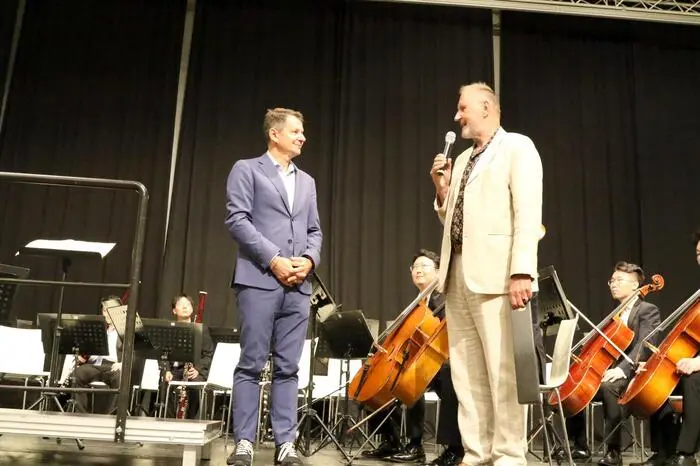 Kleine Zeitung-Chefredakteur-Stellvertreter Uwe Sommersguter und Musikverein Kärnten-Generalsekretär Ernest Hoetzl (von links) konnten dazu rund 600 Klassikliebhaber willkommen heißen. 
