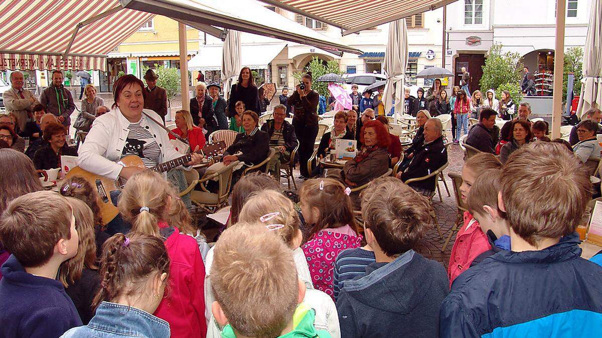 Die Chöre singen zuerst in der Blumenhalle, danach in sieben gastronomischen Betrieben