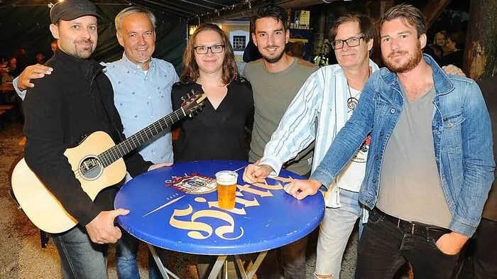 Riepelewirtin Maria Stromberger mit den Bandmitgliedern von „The Strag“ 