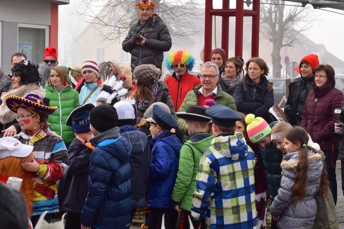 Für die Erwachsenen Narren und Närrinnen ging es am Nachmittag beim Stand der Handballer des SV St. Marein-Lorenzen an der Hauptstraße am kleinen Platzl weiter.