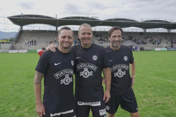 Auf dem Rasen versammelte sich reichlich Prominenz des österreichischen Spitzenfußballs. Bei den Sturm-Graz-Legenden schnürten Publikumslieblinge und Klubikonen wie Mario Haas, Jakob Jantscher und Samir Muratović die Fußballschuhe.