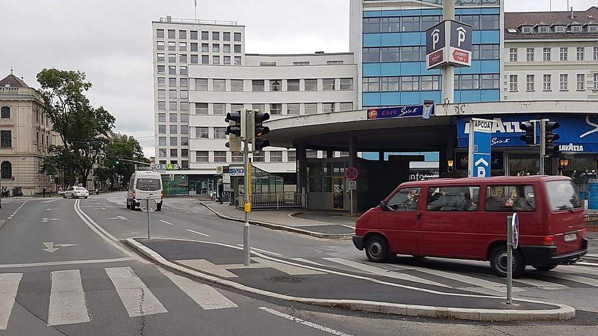 Die neue Mittelinsel am Andreas-Hofer-Platz soll die Sicherheit für Fußgänger erhöhen