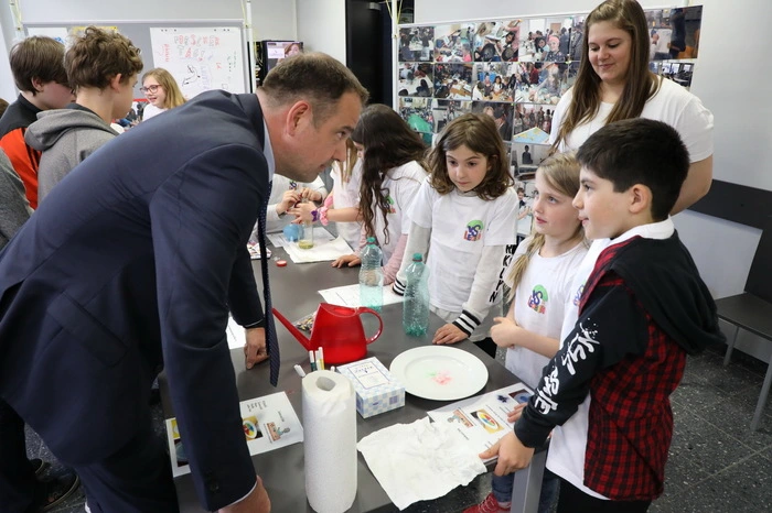 Projektpartner der Montanuniversität bei SCHOOL@MUL sind die Kirchliche Pädagogische Hochschule der Diözese Graz-Seckau (KPH Graz), die Volksschule Leoben-Stadt, Volksschule Seegraben, NMS Pestalozzi, Altes Gymnasium und Neues Gymnasium Leoben sowie die Industriebetriebe AT&S und voestalpine.