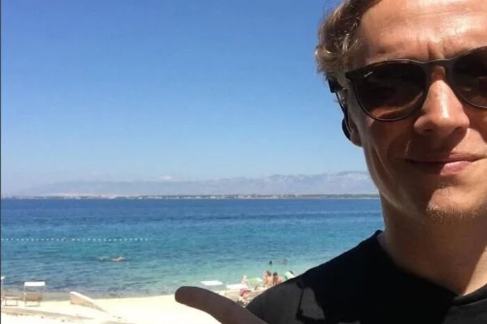 #endlichurlaub schreibt Matthias Schweighöfer: "Übrigens da hinten ist das Meer".