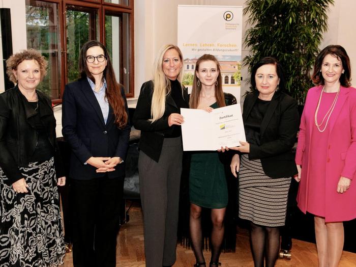 Direktorin Patrizia Mattlschweiger und Lehrerin Alina Pichler (3. und 4. v. l.) nahmen in Graz das Begabtensiegel für die MS Stein an der Enns entgegen