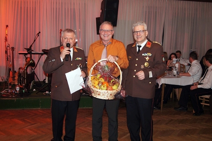 Kommandant Johann Tizaj (links) konnte wieder zahlreiche Gästen willkommen heißen. Zahlreiche Feuerwehren des Abschnittes 3, an der Spitze mit Abschnittsbrandinspektor Josef Pirstinger, folgten der Einladung. Als Ehrengäste konnten die Feuerwehrleute die beiden Vizebürgermeister Peter Kohlbacher und Anton Wipfler begrüßen.