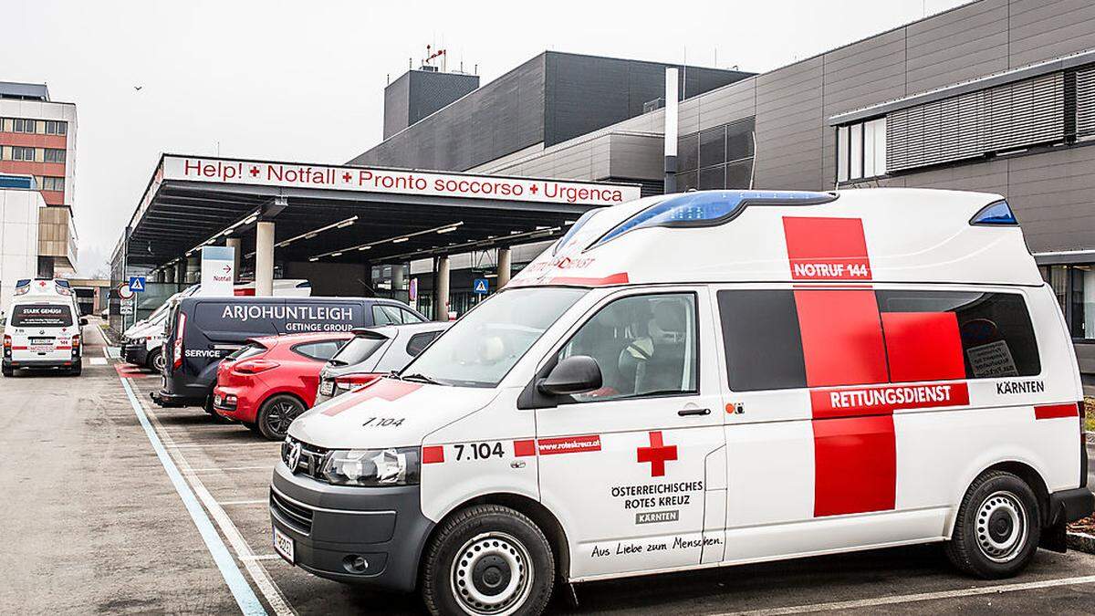 Der verletzte Mofafahrer wurde von der Rettung ins Klinikum Klagenfurt gebracht