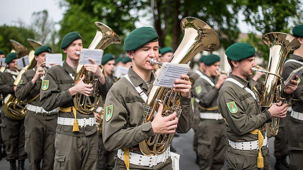 Rund 800 Musiker blasen heute zum Protest gegen Einsparungen bei der Militärmusik