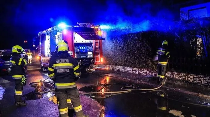 Viele Stunden haben die Feuerwehrleute wegen der Heckenbrände verloren