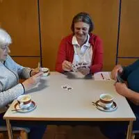 Mit ihren Klienten spielt Erika Ebner (Mitte) unter anderem auch gerne Karten