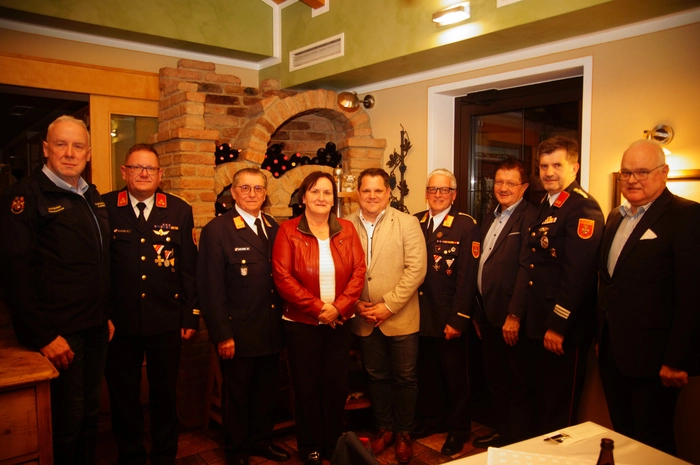 Beim Abschnittsfeuerwehrtag des Abschnitts Jauntal:<strong> </strong>Bernard Sadovnik (Bürgermeister Globasnitz/Globasnica, EL), Rudolf Kucher, Werner Opetnik, Elisabeth Lobnik (Bürgermeisterin Bad Eisenkappel, SPÖ), Hannes Mak (Bürgermeister Gallizien, ÖVP), Helmut Malle, Thomas Krainz (Bürgermeister St. Kanzian, SPÖ), Gerhard Koller (Bürgermeister Sittersdorf/Žitara vas, SPÖ),<strong><em> </em></strong>Bezirkshauptmann Gert Klösch 