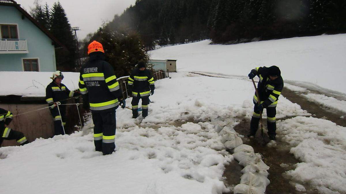 Die starken Regenfälle bescherten der Feuerwehr in St. Stefan alle Hände voll zu tun