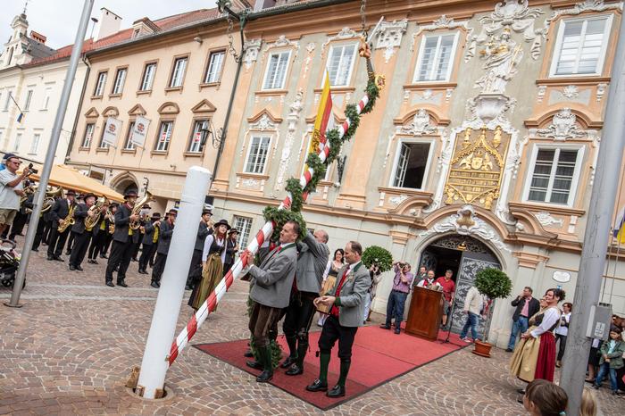 In St. Veit wird die Freyung 14 Tage vor Beginn des Wiesenmarktes auf dem Hauptplatz aufgestellt