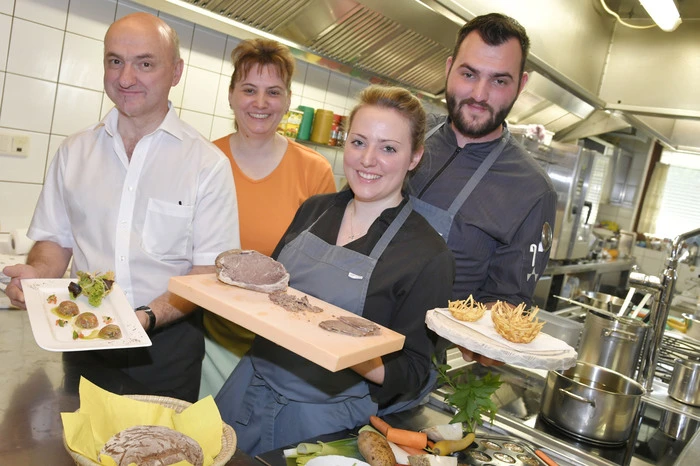 Ein eingespieltes Team, fest in Familienhand: Peter und Christine Filippitsch mit den Kindern Stefanie und Martin.
