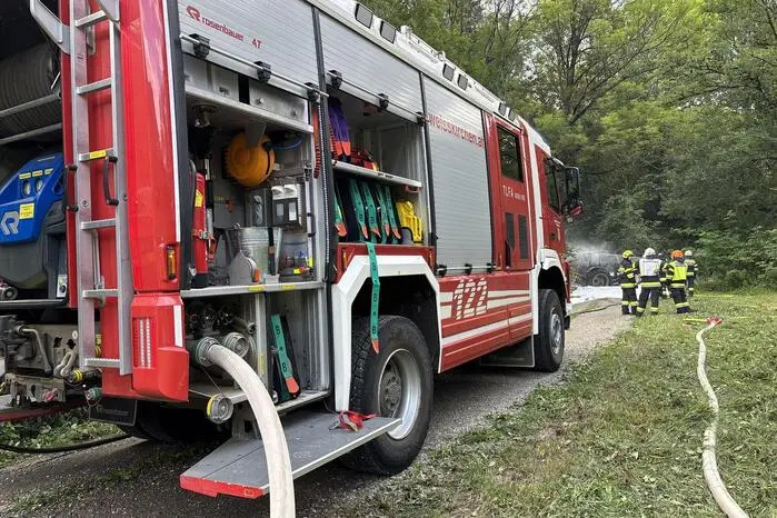 Nach erfolgreicher Brandbekämpfung wurden weitere Nachlöscharbeiten durchgeführt.