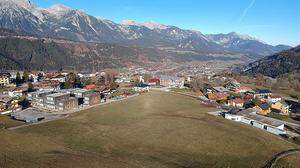 Auf der Wiese zwischen der Appartementanlage Alpenrock (links) und dem Kindergarten (rechts) soll gebaut werden 