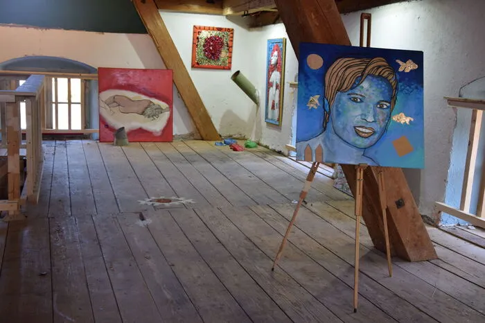 Ein Porträt von Binders ehemaliger Kunstlehrerin, Inge Freiberger, ist prominent im obersten Stockwerk ihrer Kunst-Mühle platziert.