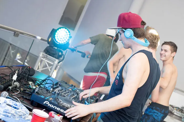 Weiter gings mit den DJs Gio Deejay, Dropchainers, DJ Tom White sowie Andy Rythm.